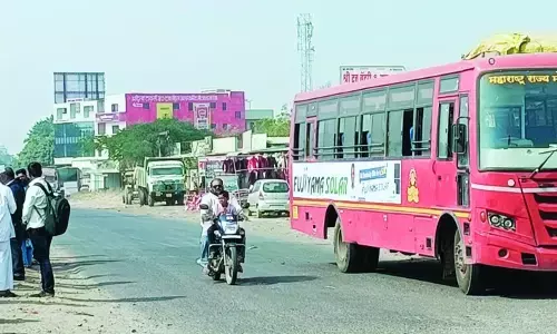 सड़क पर दौड़ती खस्ताहाल एसटी बसें