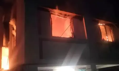 गेमिंग जोन में तड़के आग लगने से लाखों का सामन जलकर हुआ खाक, सिलेंडर विस्फोट के चलते परिसर में दहशत फैली