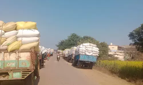 धान को रिजेक्ट किए जाने से किसानों में बढा आक्रोश, पन्ना-पहाडीखेरा मार्ग पर किया चक्काजाम, दो घण्टे ठप रहा आवागमन