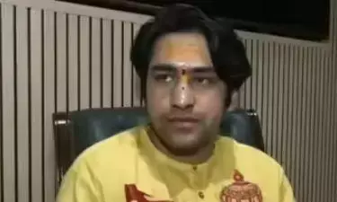 सरकारी विमान से रायपुर पहुंचे धीरेंद्र शास्त्री पर कांग्रेस का निशाना, कहा भाजपा का प्रचारक