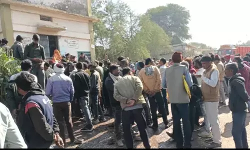 यूरिया खाद के लिए मंडी खाद गोदाम में उमडी किसानों की भीड