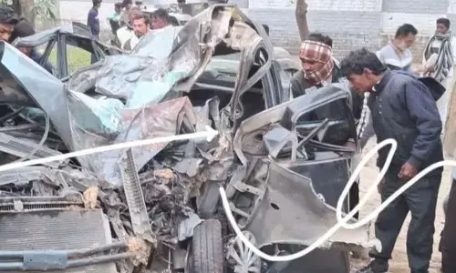 उत्तर प्रदेश में दर्दनाक सड़क हादसा, कार बेकाबू होकर पेड़ से टकराई, मौके पर चार लोगों की मौत