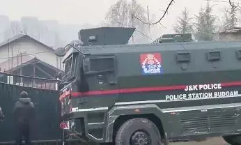 सांसद आगा रुहुल्लाह मेहदी के आवास के बाहर भारी संख्या में सुरक्षाकर्मी तैनात