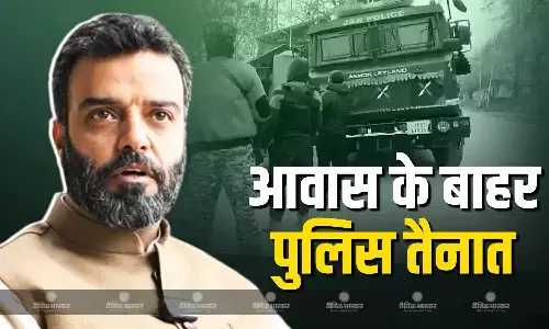 सांसद आगा रुहुल्लाह मेहदी के आवास के बाहर भारी संख्या में सुरक्षाकर्मी तैनात