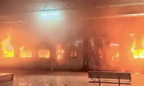 टाटा-एर्नाकुलम एक्‍सप्रेस में लगी बड़ी आग, जलकर खाक हुए 2 डिब्बे, 1 की मौत