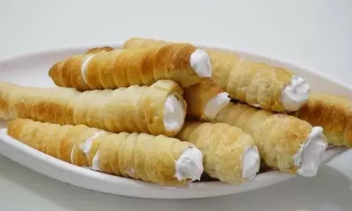 इस न्यू ईयर पार्टी में जरूर रखें क्रिस्पी क्रीम रोल, पुराने दिनों की आ जाएगी याद