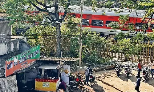 यात्रियों की जान से हो रहा खिलवाड़, अब तक 25 ट्रेनों पर अज्ञात लोगों ने चलाए पत्थर यात्रियों की जान से हो रहा खिलवाड़, अब तक 25 ट्रेनों पर अज्ञात लोगों ने चलाए पत्थर