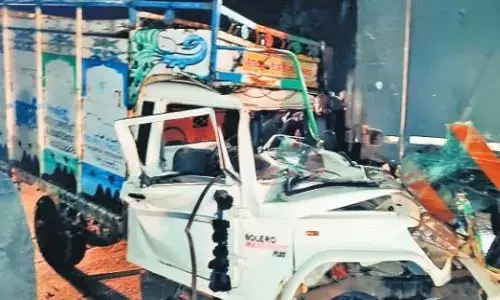 हाईवे पर खड़े डम्पर से टकराया लोडिंग वाहन, दो भाइयों की मौत हाईवे पर खड़े डम्पर से टकराया लोडिंग वाहन, दो भाइयों की मौत