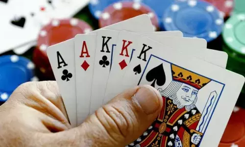 सरकारी निवासस्थान से संचालित हो रहा था जुआ अड्डा, वाड़ी पुलिस का छापा – पांच आरोपी गिरफ्तार