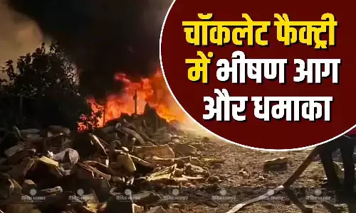 इंदौर में तीन-मंजिला चॉकलेट फैक्ट्री में आग और धमाका, एक हेड कांस्टेबल समेत 4 लोग घायल, आग बुझाने में जुटी फायर ब्रिगेड की टीम