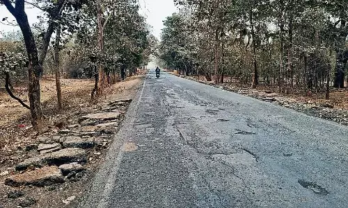 दमोह हाईवे में गड्ढों व धूल से चलना मुश्किल