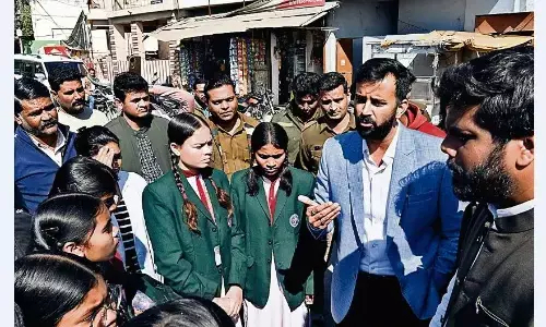 समस्याओं को लेकर एकलव्य स्कूल के आदिवासी छात्र-छात्राएं सड़कों पर उतरे