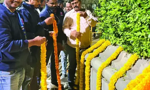 भीम सैनिक का श्रद्धा स्थान विजय स्तंभ अभिवादन के लिए तैयार भीम सैनिक का श्रद्धा स्थान विजय स्तंभ अभिवादन के लिए तैयार