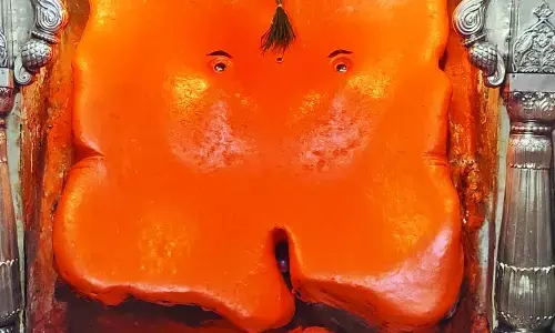 कसबा गणपति की मूर्ति से हटा सिंदूर का लेप