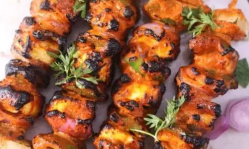 न्यू ईयर पार्टी में सभी लोगों को करना है खुश, तो घर पर बिना तंदूर के बनाएं तंदुरी पनीर टिक्का, यहां देखें खास रेसिपी