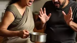 कौटुंबिक विवाद में पत्नी ने पति के चेहरे पर उबलती चाय फेंकी