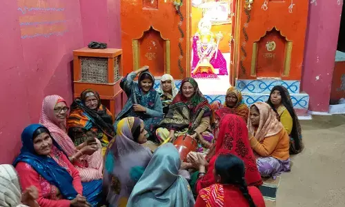 महिला मंडल ने श्री राम हर्षण हनुमान मंदिर में गाए रामभजन