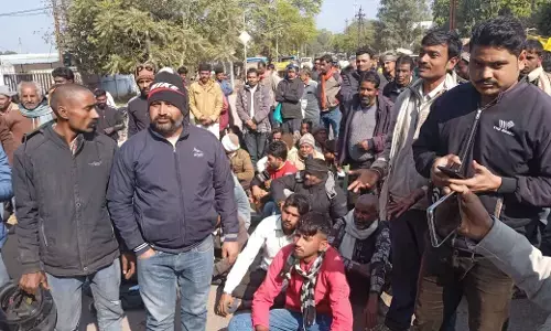 किसानों ने खाद की किल्लत से नाराज होकर अजयगढ़-पन्ना मार्ग किया जाम, तहसीलदार की समझाईश के बाद भी नहीं मानें, टोकन के बावजूद भी खाद नहीं मिलने का आरोप