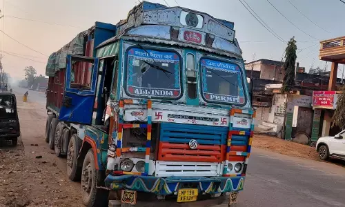 सवारियां उतार रही बस से टकराया ट्रक, तीन घायल