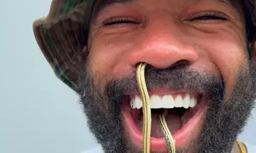 शख्स ने नाक में घुसाया सांप, वीडियो देखकर लोग हो रहे हैरान.