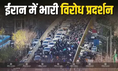 भीड़ ने गवर्नर परिसर के तोड़े गेट, तानाशाह मुर्दाबाद और खामेनेई मुर्दाबाद के लगे नारे, तीन पुलिसकर्मी घायल भीड़ ने गवर्नर परिसर के तोड़े गेट, तानाशाह मुर्दाबाद और खामेनेई मुर्दाबाद के लगे नारे, तीन पुलिसकर्मी घायल