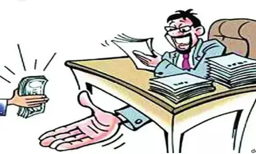 पेंशन योजनाओं का लाभ दिलाने के बदले पैसे की मांग करने वाला ग्राम राजस्व अधिकारी चढ़ा एसीबी के हत्थे