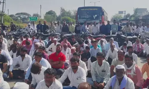 छह लोगों पर जानलेवा हमला, टोल नाका परिसर में चार घंटे चक्का जाम - आरोपियों की तत्काल गिरफ्तारी की मांग