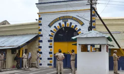 खुफिया जानकारी व सीसीटीवी फुटेज पेन ड्राइव में बाहर ले जा रहा था कैदी