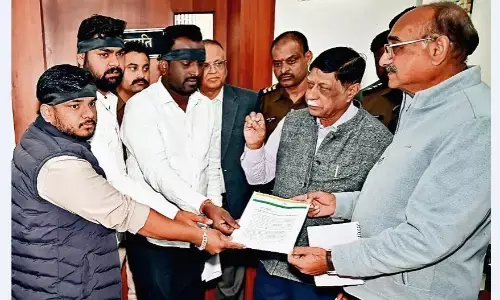 विद्यार्थियों की समस्या पर काली पट्टी बांधकर प्रदर्शन विद्यार्थियों की समस्या पर काली पट्टी बांधकर प्रदर्शन