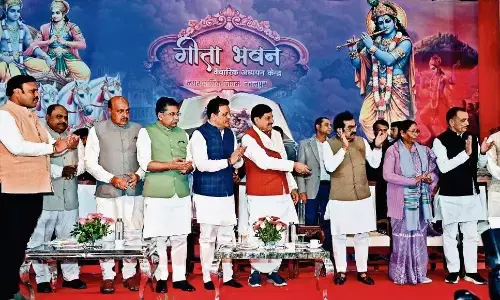 श्रीमद् भगवद् गीता केवल धार्मिक ग्रंथ नहीं मानव जीवन को मार्गदर्शन देने वाला दर्शन श्रीमद् भगवद् गीता केवल धार्मिक ग्रंथ नहीं मानव जीवन को मार्गदर्शन देने वाला दर्शन