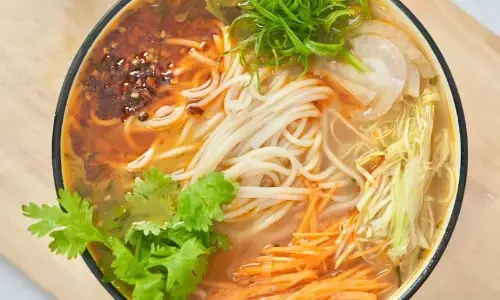 कुछ तीखा और हेल्दी खाने का मन है, तो घर पर बनाएं वेज थुकपा, खाकर सभी को आ जाएगा मजा