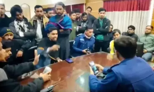 बांग्लादेश में छात्र नेताओं ने पुलिस अधिकारियों को दी खुली चेतावनी, देश की कानून व्यवस्था पर उठे सवाल बांग्लादेश में छात्र नेताओं ने पुलिस अधिकारियों को दी खुली चेतावनी, देश की कानून व्यवस्था पर उठे सवाल