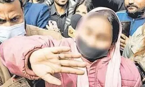 दिल्ली के वसंत कुंज थाने के बाहर धरने पर बैठी उन्नाव रेप पीड़िता, कुलदीप सेंगर के समर्थकों पर मानसिक प्रताड़ना के लगाए आरोप दिल्ली के वसंत कुंज थाने के बाहर धरने पर बैठी उन्नाव रेप पीड़िता, कुलदीप सेंगर के समर्थकों पर मानसिक प्रताड़ना के लगाए आरोप