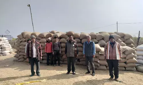 उपार्जन केन्द्रों से धान के उठाव में लापरवाही, दस दिन से परिवहन ठप्प, धान खरीदी केन्द्र हरद्वाही और पहाडीखेरा में खुले में पडा है हजारों क्विंटल धान का स्टाक उपार्जन केन्द्रों से धान के उठाव में लापरवाही, दस दिन से परिवहन ठप्प, धान खरीदी केन्द्र हरद्वाही और पहाडीखेरा में खुले में पडा है हजारों क्विंटल धान का स्टाक