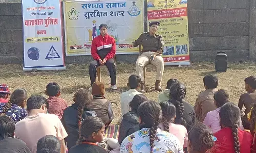 यातायात प्रभारी ने बच्चों को सड़क सुरक्षा अभियान हेतु किया जागरूक यातायात प्रभारी ने बच्चों को सड़क सुरक्षा अभियान हेतु किया जागरूक