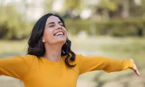भागदौड़ भरी जिंदगी में खुश रहना भूल गए हैं? ये छोटी आदतें अपनाने से वापस आ जाएगी हंसी