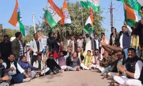 जिला कांग्रेस कमेटी ने घण्टा बजाकर किया विरोध प्रदर्शन, सांसद व विधायक निवास पर कांग्रेसियों ने की जमकर नारेबाजी जिला कांग्रेस कमेटी ने घण्टा बजाकर किया विरोध प्रदर्शन, सांसद व विधायक निवास पर कांग्रेसियों ने की जमकर नारेबाजी