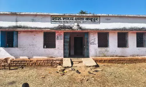 जर्जर भवन में पढने को मजबूर नौंनिहाल, बरसात में टपकती है छत, पेयजल का भी संकट जर्जर भवन में पढने को मजबूर नौंनिहाल, बरसात में टपकती है छत, पेयजल का भी संकट