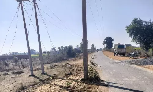 सड़क किनारे लगा जानलेवा विद्युत का खंभा, हादसों के बावजूद भी जिम्मेदार बेखबर सड़क किनारे लगा जानलेवा विद्युत का खंभा, हादसों के बावजूद भी जिम्मेदार बेखबर