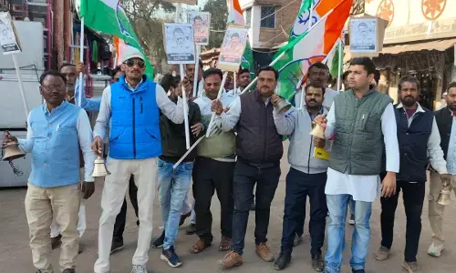 विधायक कार्यालय के सामने घंटा बजाकर कांग्रेसियो ने किया प्रदर्शन, इन्दौर में गंदा पानी पीने से हुई मौतों पर विरोध विधायक कार्यालय के सामने घंटा बजाकर कांग्रेसियो ने किया प्रदर्शन, इन्दौर में गंदा पानी पीने से हुई मौतों पर विरोध