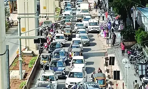 चौड़ी सड़कों से जाम तक शहर की रफ्तार पर लगा ब्रेक