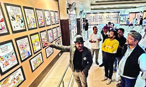 ‘पुणे में व्यंग्य की धार और रंगों की ताकत: ‘दस का दम’ कार्टून प्रदर्शनी का शुभारंभ