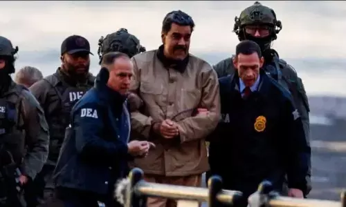 मैं शरीफ आदमी हूं.... US कोर्ट में बोले मादुरो, ड्रग तस्करी और अवैध हथियारों के आरोपों से किया इनकार मैं शरीफ आदमी हूं.... US कोर्ट में बोले मादुरो, ड्रग तस्करी और अवैध हथियारों के आरोपों से किया इनकार