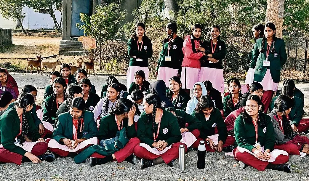 एकलव्य स्कूल के बच्चों ने पूरे दिन दिया धरना, पूछा- मांगें क्यों नहीं की गईं पूरी एकलव्य स्कूल के बच्चों ने पूरे दिन दिया धरना, पूछा- मांगें क्यों नहीं की गईं पूरी