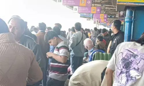 11-11 घंटे ट्रेनें लेट यात्री परेशान , नागपुर स्टेशन पर जमी भीड़