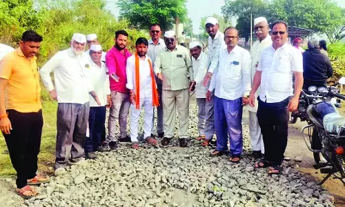 घटिया सड़क निर्माण से ग्रामीण नाराज घटिया सड़क निर्माण से ग्रामीण नाराज