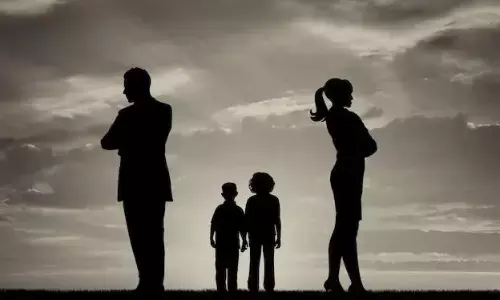 ये आदतें आपको भी अपने परिवार से कर सकती हैं दूर, भूल कर भी न करें ये आदतें आपको भी अपने परिवार से कर सकती हैं दूर, भूल कर भी न करें