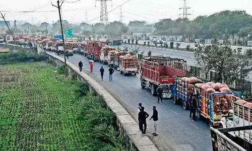 औरिया मटर मंडी में व्यवस्थाएं लापता हाईवे पर तीन घंटे लगा रहा लंबा जाम औरिया मटर मंडी में व्यवस्थाएं लापता हाईवे पर तीन घंटे लगा रहा लंबा जाम