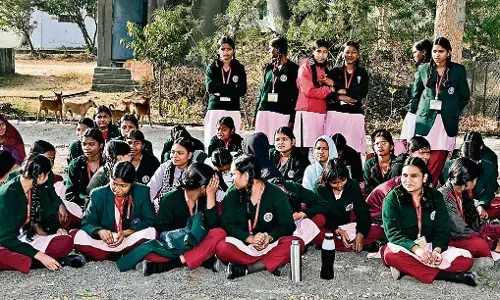 एकलव्य स्कूल के बच्चों ने पूरे दिन दिया धरना, पूछा- मांगें क्यों नहीं की गईं पूरी एकलव्य स्कूल के बच्चों ने पूरे दिन दिया धरना, पूछा- मांगें क्यों नहीं की गईं पूरी