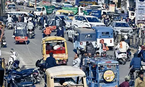 ई-रिक्शा के मार्ग तय नहीं, जहां देखो वहीं चालक लगा रहे जाम ई-रिक्शा के मार्ग तय नहीं, जहां देखो वहीं चालक लगा रहे जाम